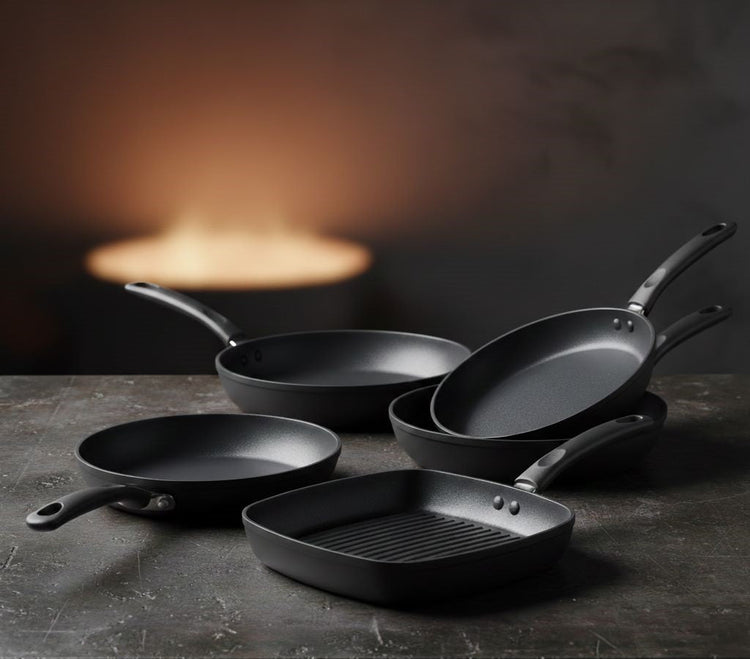 Handgegossene Pfannen aus Aluguss